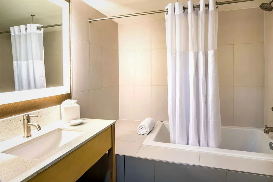 Red Lion Inn & Suites Everett - Featured hot tub