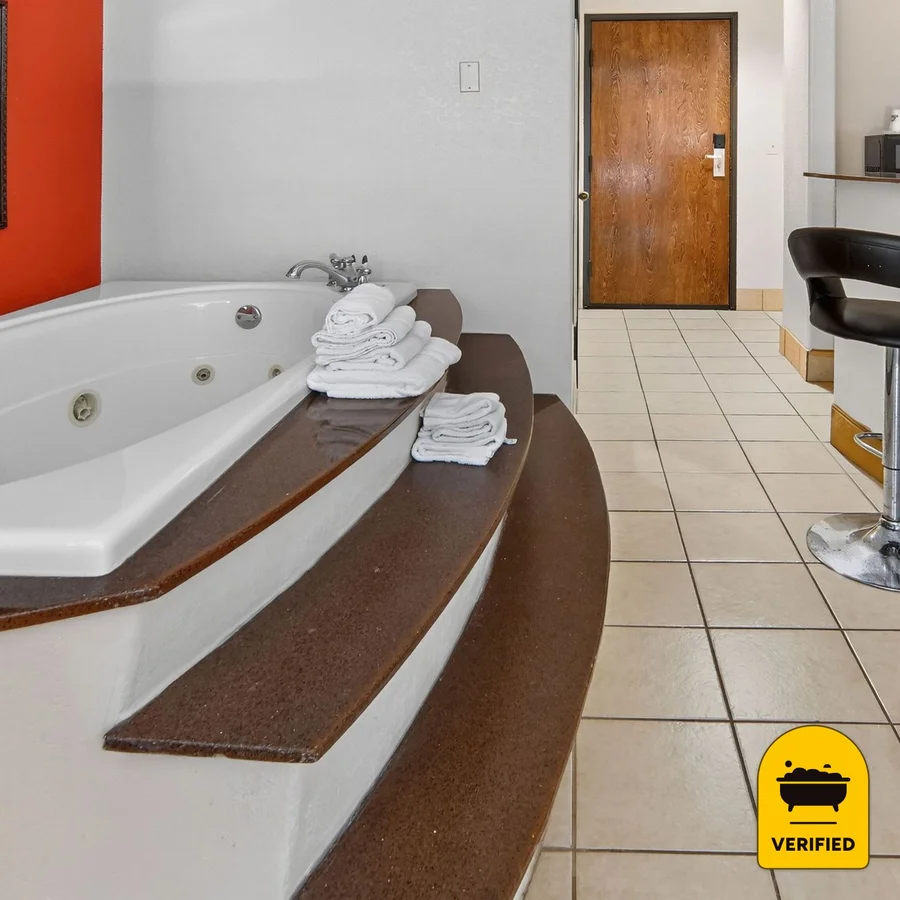 Robinson Inn and Suites: the Whirlpool Suite in Robinson, TX