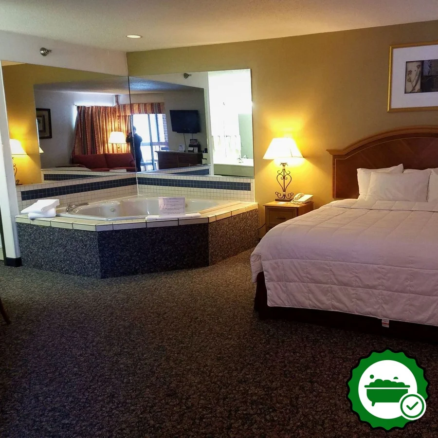 American Inn & Suites Ionia - Verified Jacuzzi In-Room