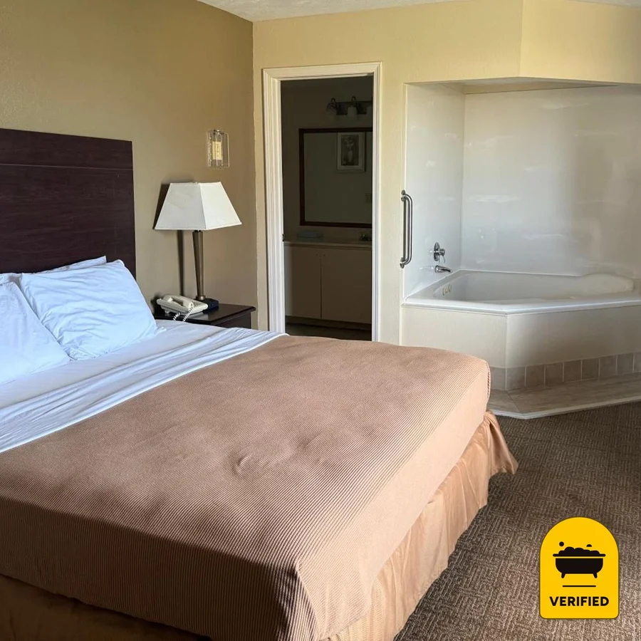 Clinton Inn and Suites: the Deluxe King Lakefront Jacuzzi Room in Port Clinton, OH