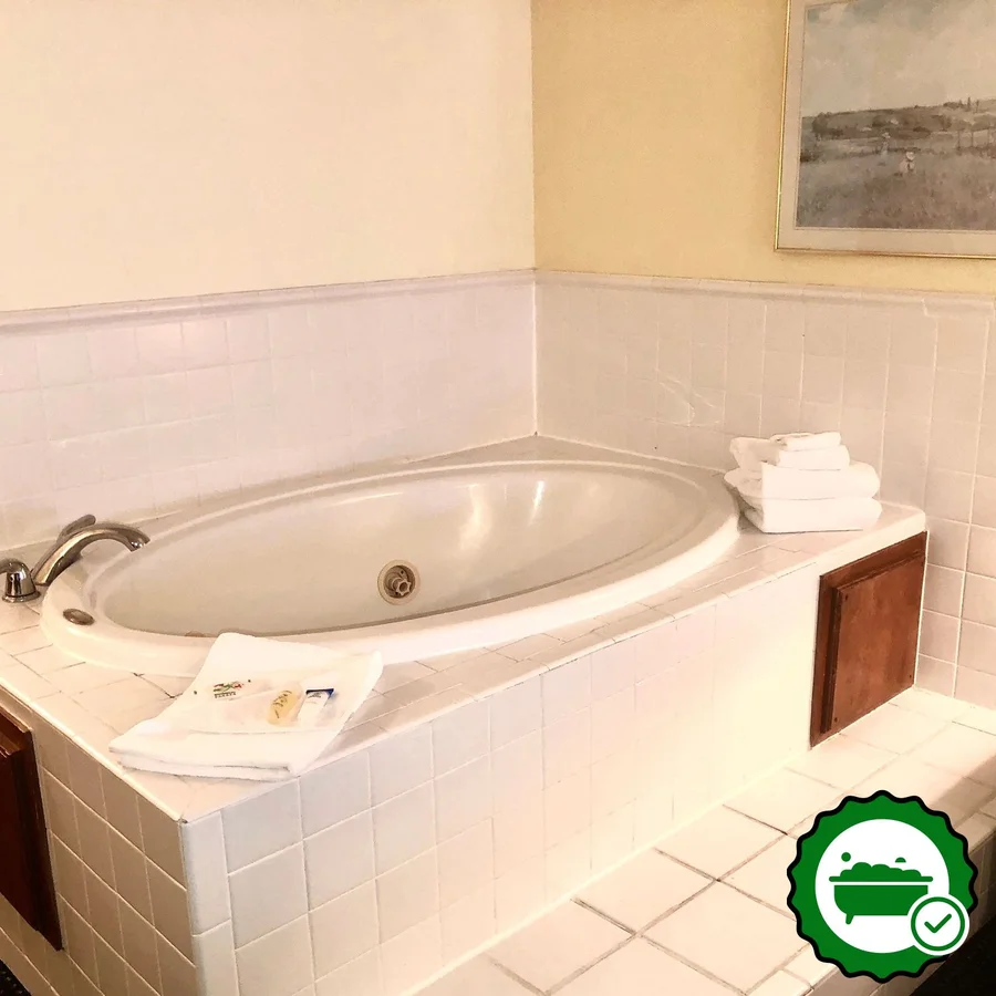 Honeysuckle Inn and Conference Center - Verified Jacuzzi In-Room