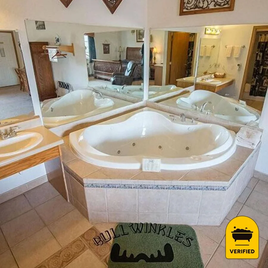 Bullwinkles Rustic Lodge: the Jacuzzi Suite in Poplar Bluff, MO
