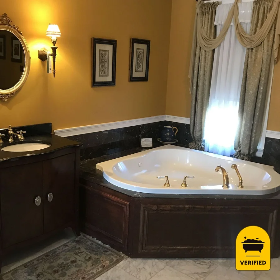 Edgewood Manor Inn: the Samuel Priest Corner Jacuzzi Suite in Cranston, RI