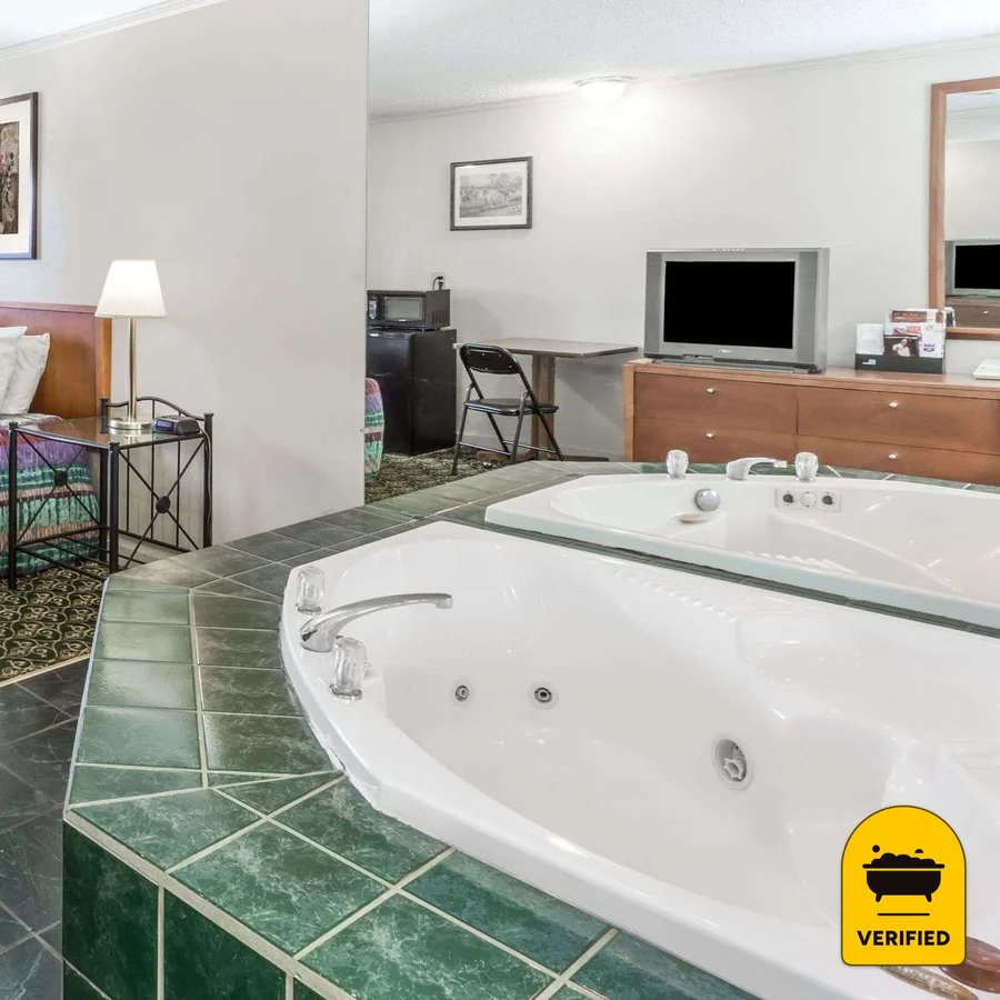 Knights Inn Racine: the Whirlpool Suite in Racine, WI