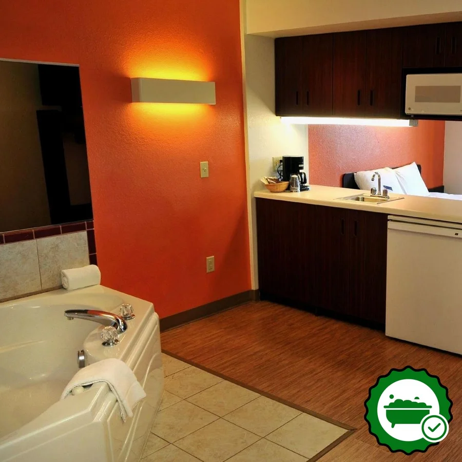 Motel 6 Sandusky-Huron - Verified Jacuzzi In-Room
