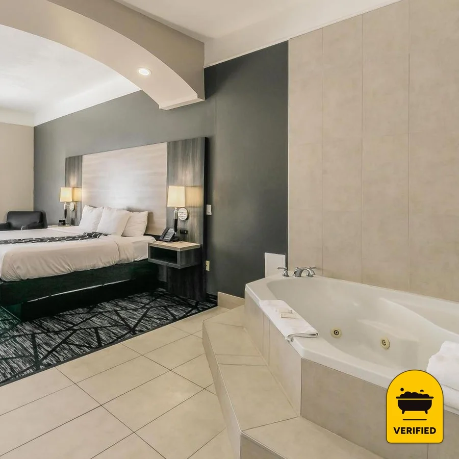 La Quinta Inn & Suites by Wyndham Granbury: the Jacuzzi Suite in Granbury, TX