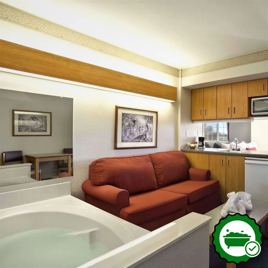 Ramada By Wyndham Bloomington I-55 And I-74 Il - Verified Jacuzzi In-Room