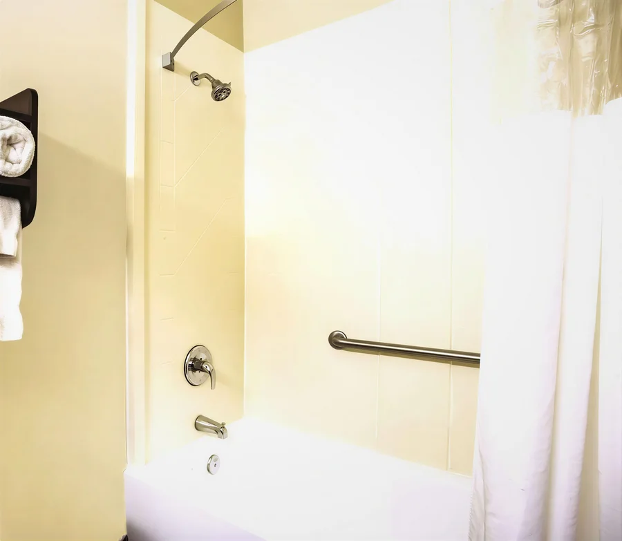 La Quinta Inn & Suites by Wyndham Evansville - Featured hot tub