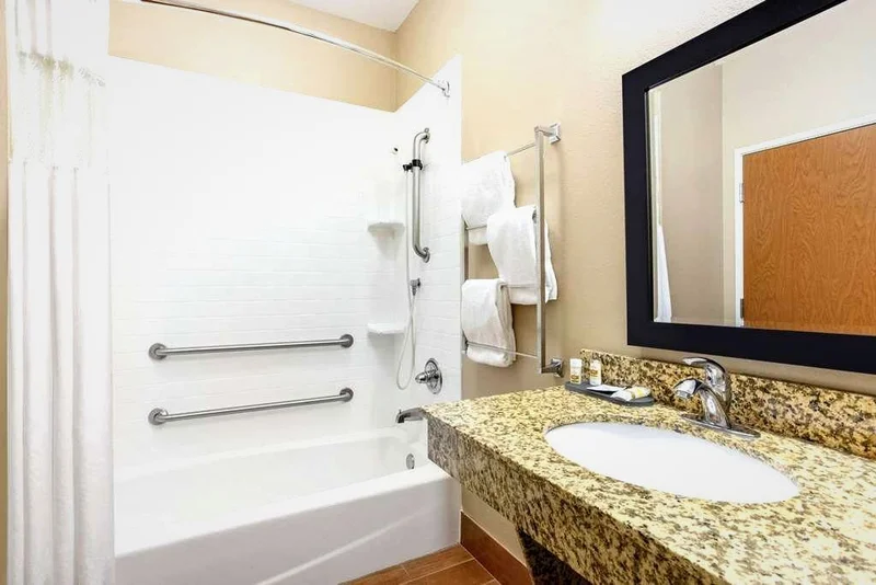 La Quinta Inn & Suites by Wyndham Indianapolis Airport West - Featured hot tub