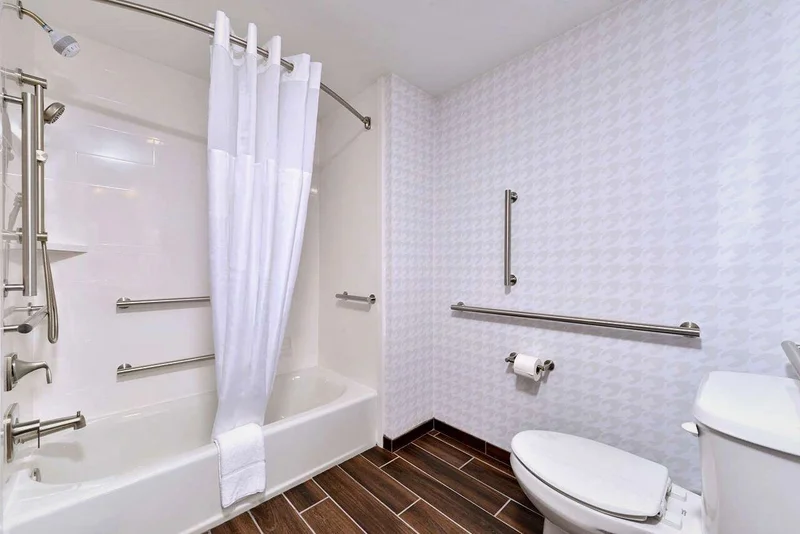 Hampton Inn & Suites Greensboro Downtown - Featured hot tub
