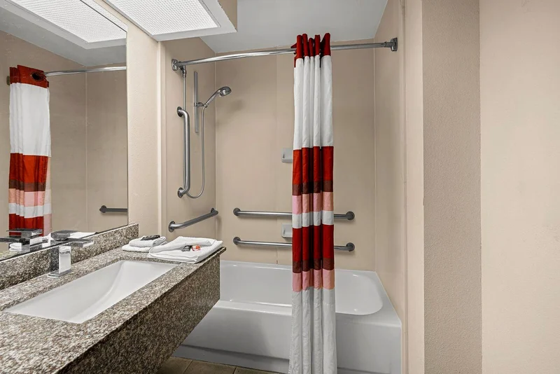 Red Roof Inn & Suites Albany, GA - Featured hot tub