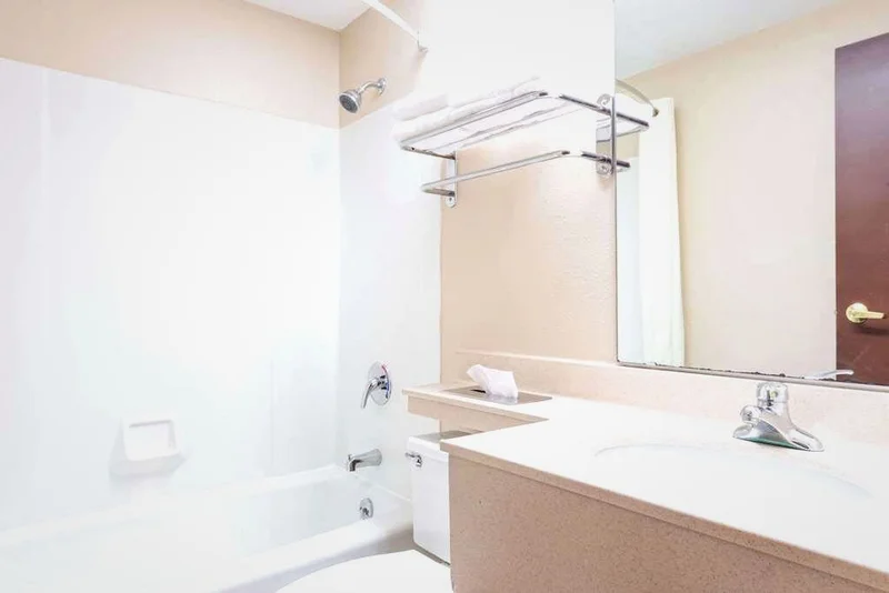 Super 8 by Wyndham St Charles - Featured hot tub