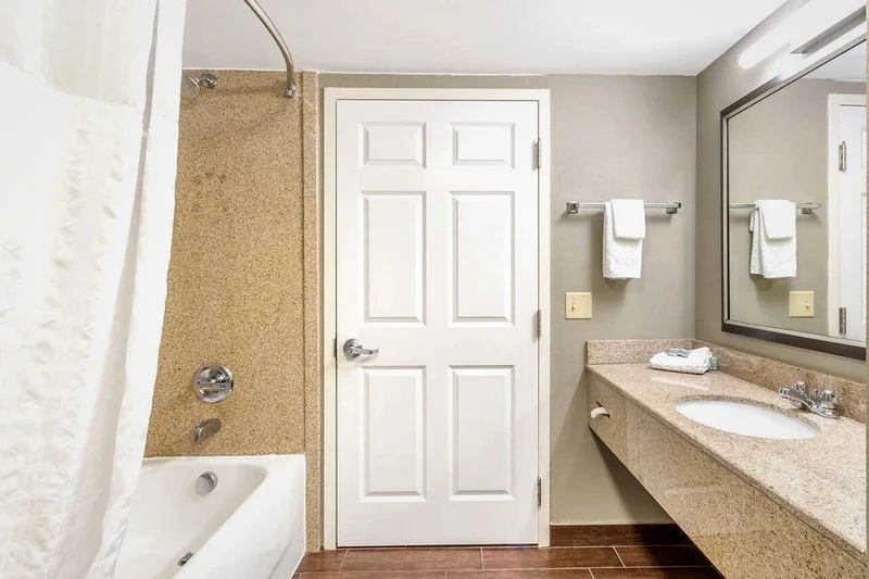 Best Western Airport Inn & Suites - Featured hot tub