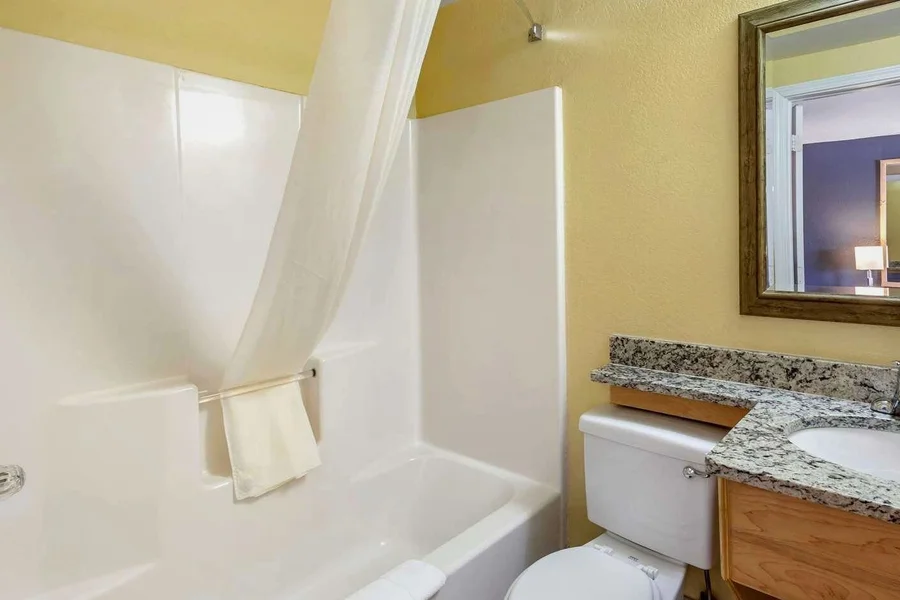 Econo Lodge Clovis - Featured hot tub