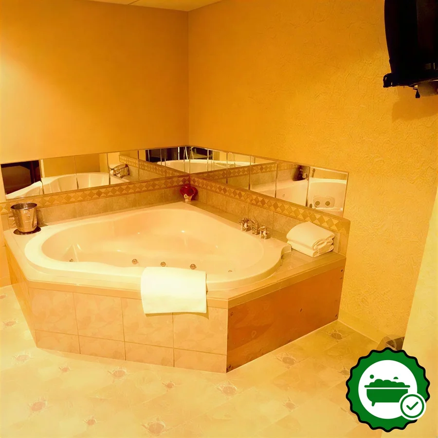 Sandwich Lodge & Resort - Verified Jacuzzi In-Room