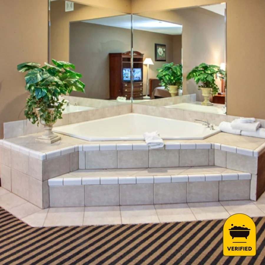 Mountain Inn & Suites Flat Rock: the King Whirlpool Jacuzzi Suite in Flat Rock, NC
