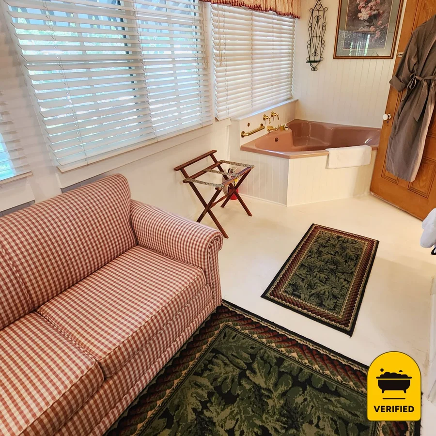 Dunbar House Inn and Event Property: the Cedar Jacuzzi Suite in Murphys, CA