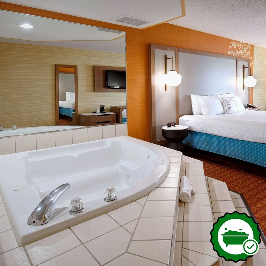 Fairfield Inn & Suites Detroit Farmington Hills - Verified Jacuzzi In-Room