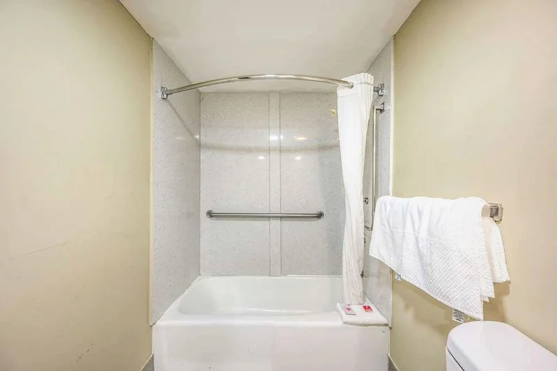 Econo Lodge Inn & Suites - Featured hot tub