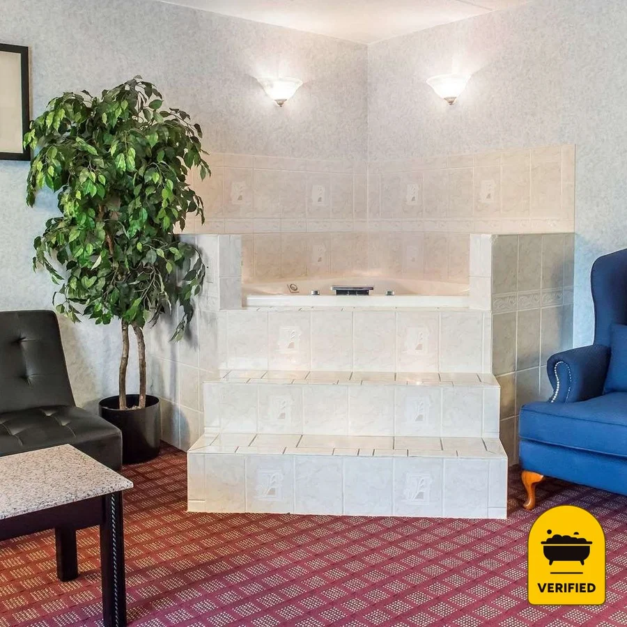 Quality Inn & Suites North: the King Whirlpool Room in Gibsonia, PA