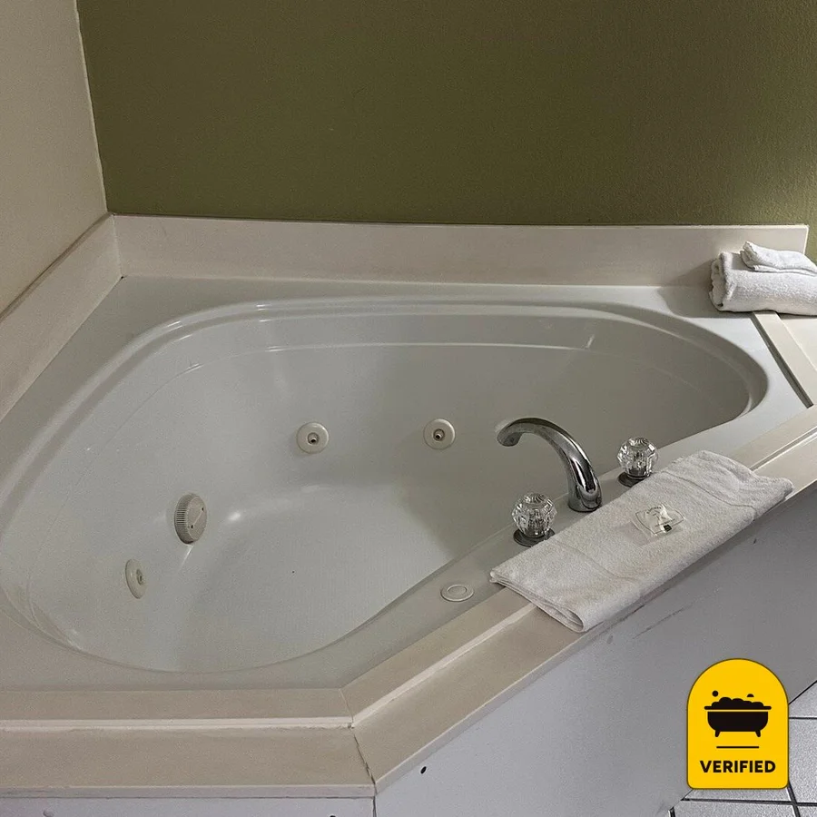 Quality Inn Darien - North Brunswick: the King Whirlpool Room in Darien, GA