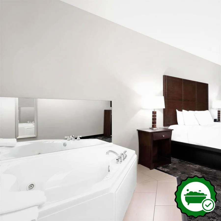 La Quinta Inn & Suites by Wyndham Columbus - Edinburgh - Verified Jacuzzi In-Room