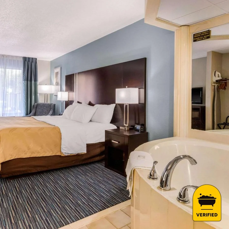 Quality Inn: the King Hot Tub Suite in Gordonsville, TN