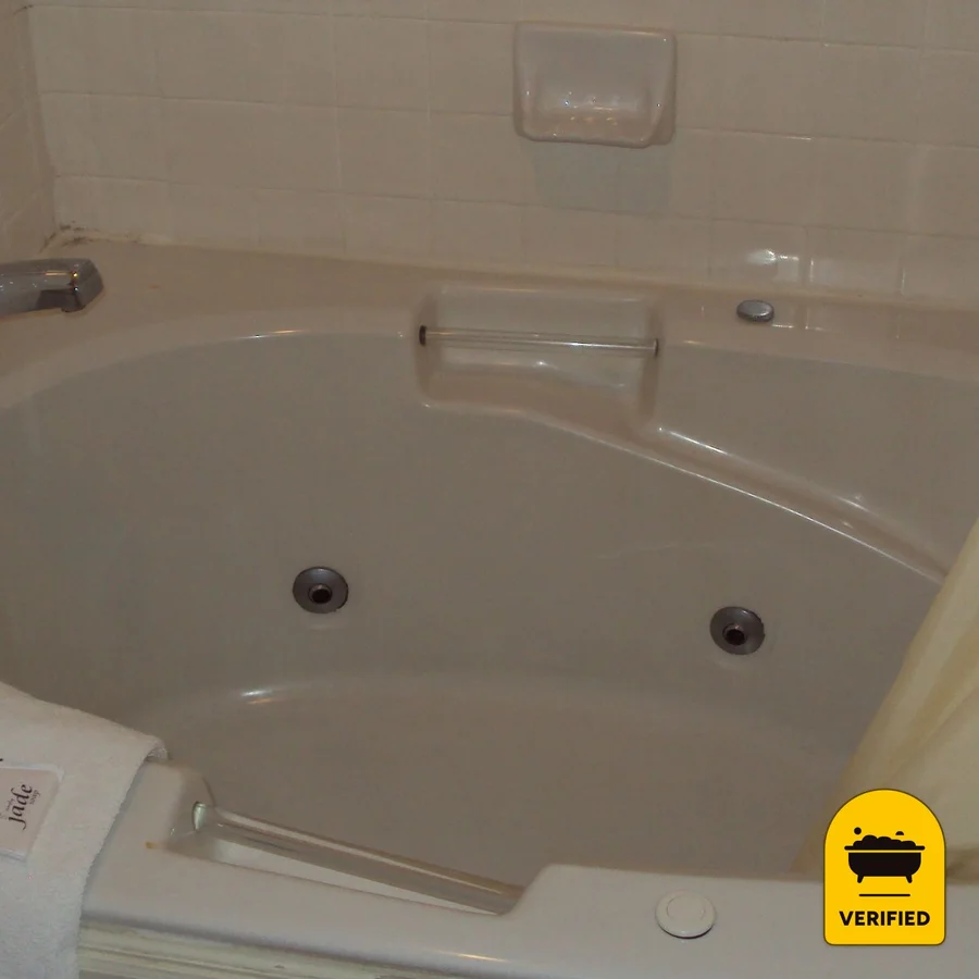 Executive Inn: the King Jetted Tub Room in Tullahoma, TN