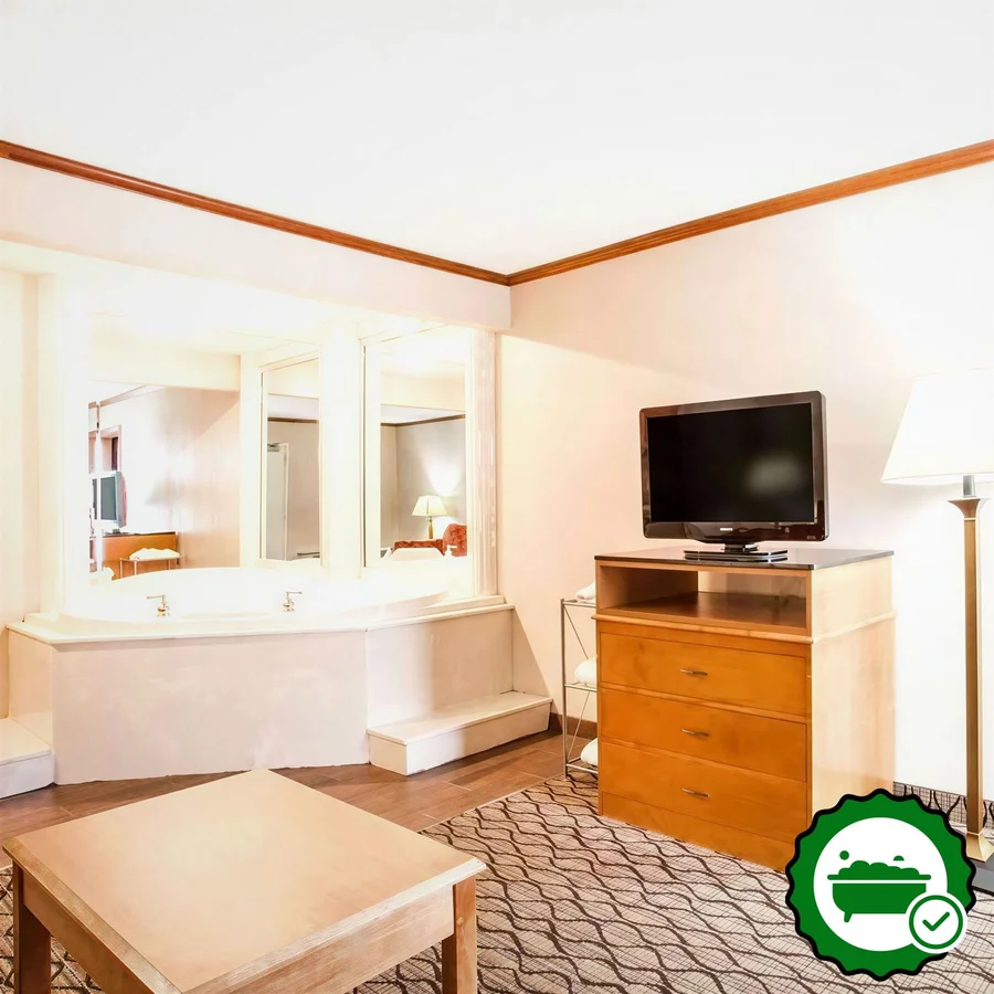 Baymont by Wyndham Madison Heights Detroit Area - Verified Jacuzzi In-Room