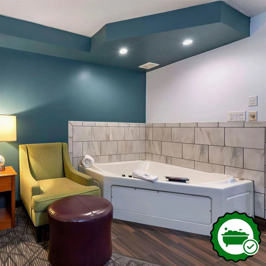 Quality Inn Austintown-Youngstown West - Verified Jacuzzi In-Room