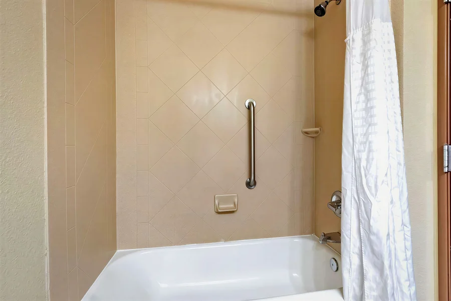 Comfort Inn & Suites - Featured hot tub