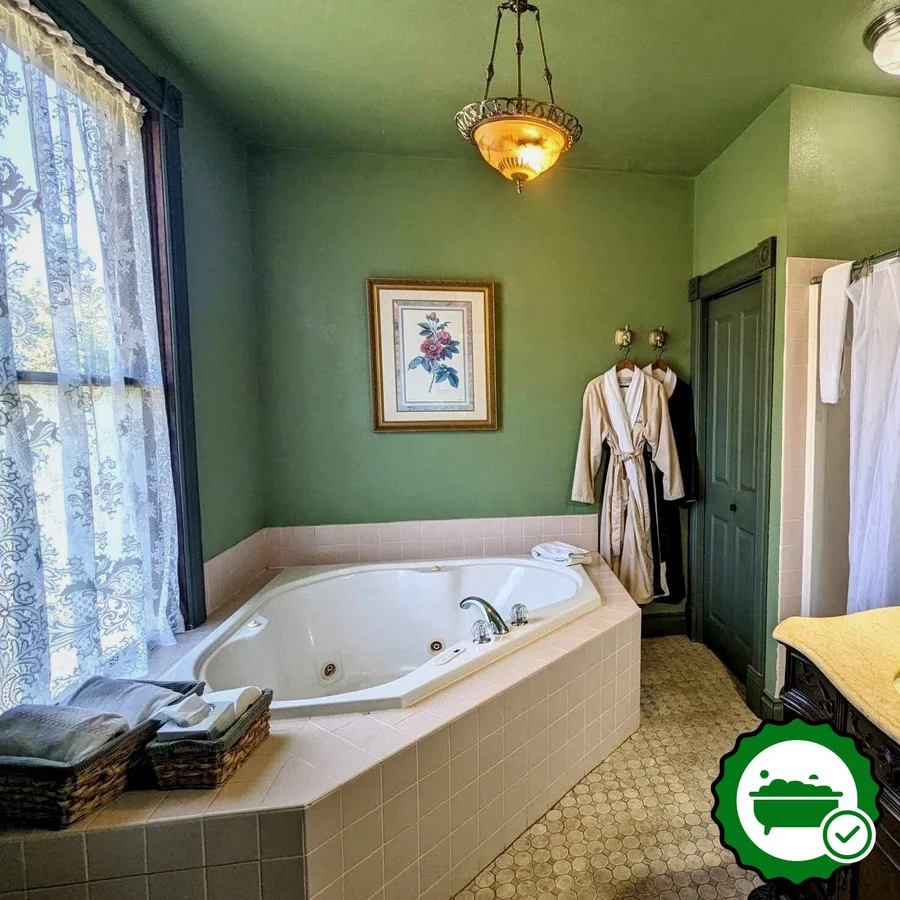 Swantown Inn - Verified Jacuzzi In-Room