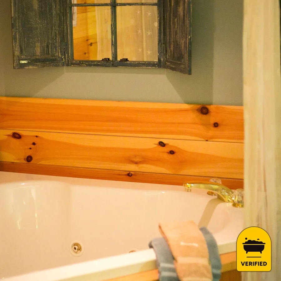 Blessing Lodge by Amish Country Lodging: the Serenity Jetted Tub Suite in Berlin, OH