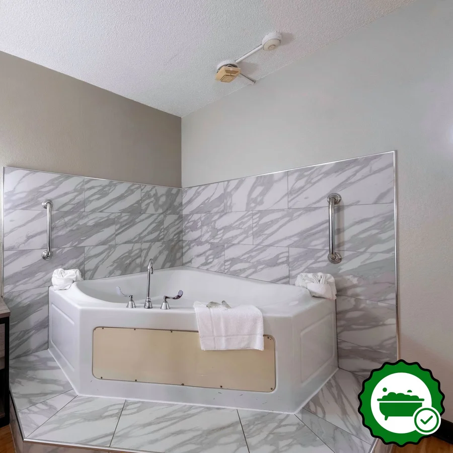 Red Roof Inn Charlottesville - Verified Jacuzzi In-Room