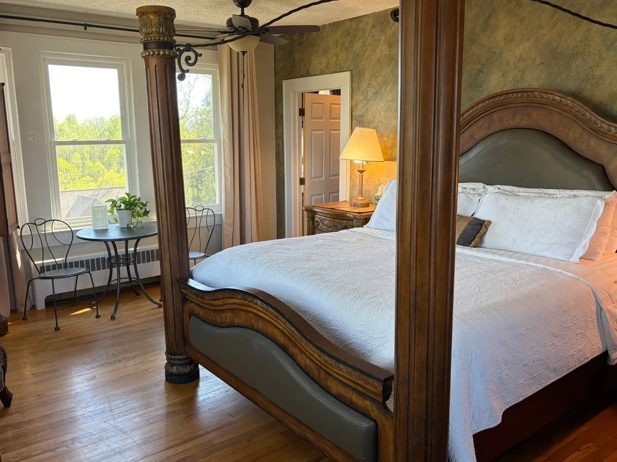 Echo Mountain Inn - Guest Room image