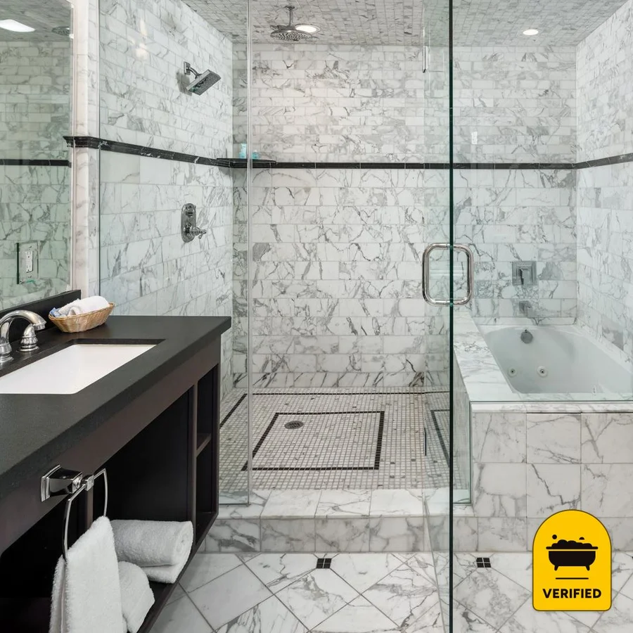 Glenmore Plaza Hotel: the Amelia Earhart Whirlpool Suite in Avalon, CA
