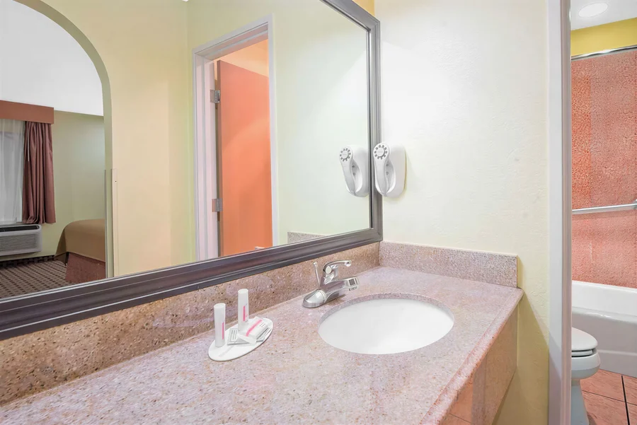 Days Inn by Wyndham Lubbock South - Featured hot tub