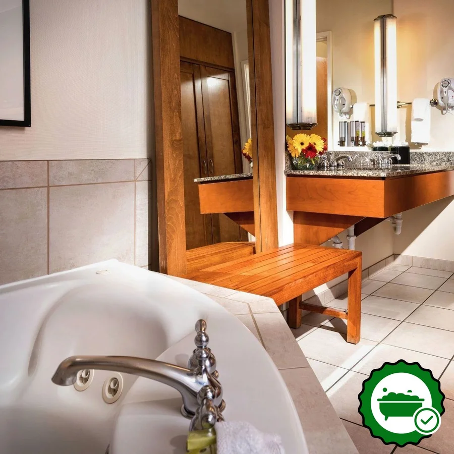 Staypineapple, Watertown, University District - Verified Jacuzzi In-Room