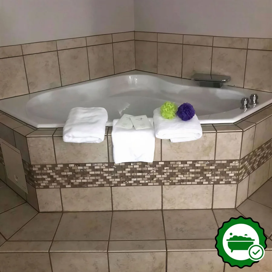 Country Inn & Suites by Radisson, Fergus Falls, MN - Verified Jacuzzi In-Room