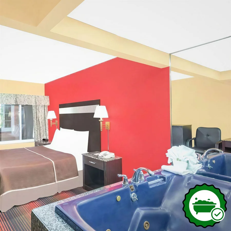 Howard Johnson by Wyndham North Bergen - Verified Jacuzzi In-Room