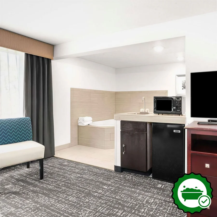 La Quinta Inn & Suites by Wyndham Portland NW - Verified Jacuzzi In-Room