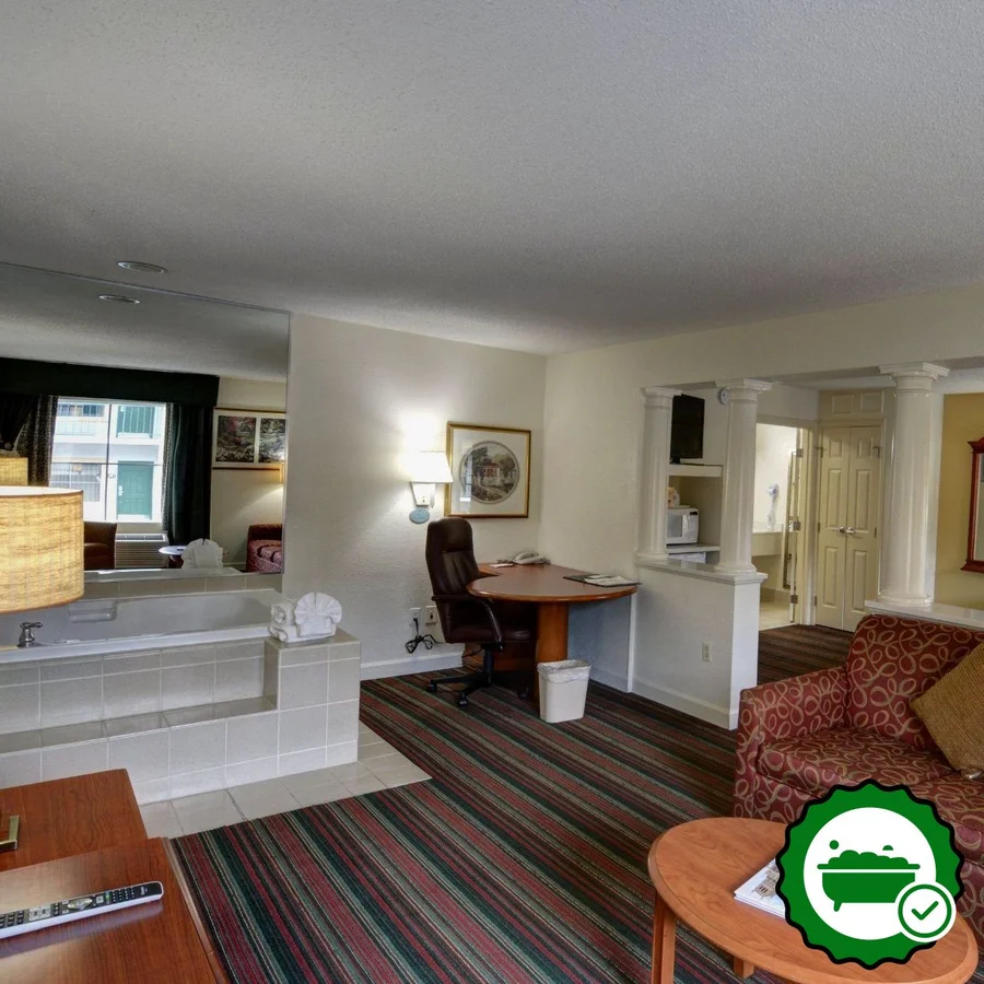 Quality Inn & Suites Biltmore East - Verified Jacuzzi In-Room