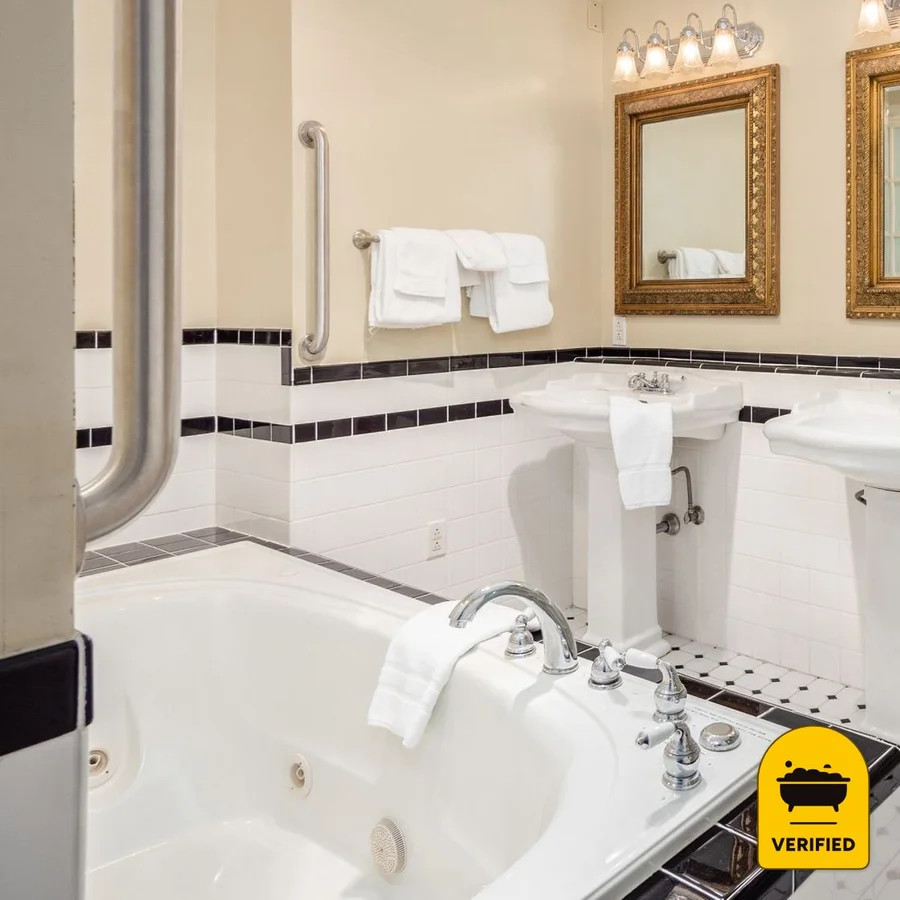 Lafayette Hotel: the Lafayette Penthouse Jacuzzi Suite in Marietta, OH