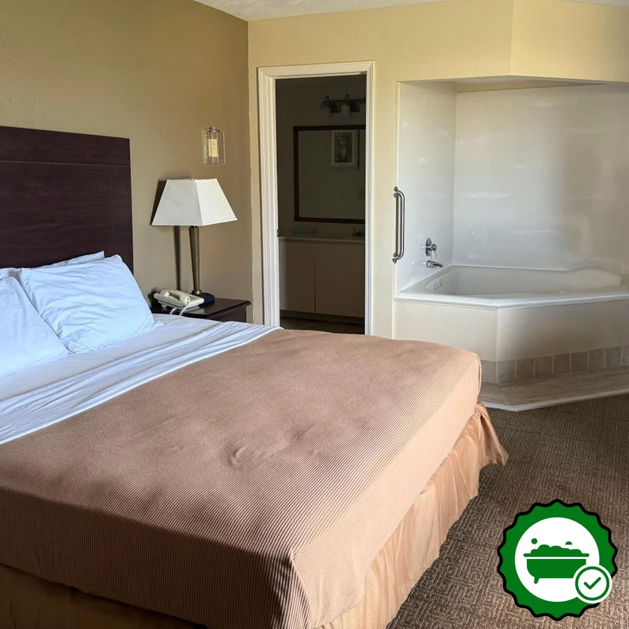 Clinton Inn and Suites - Verified Jacuzzi In-Room