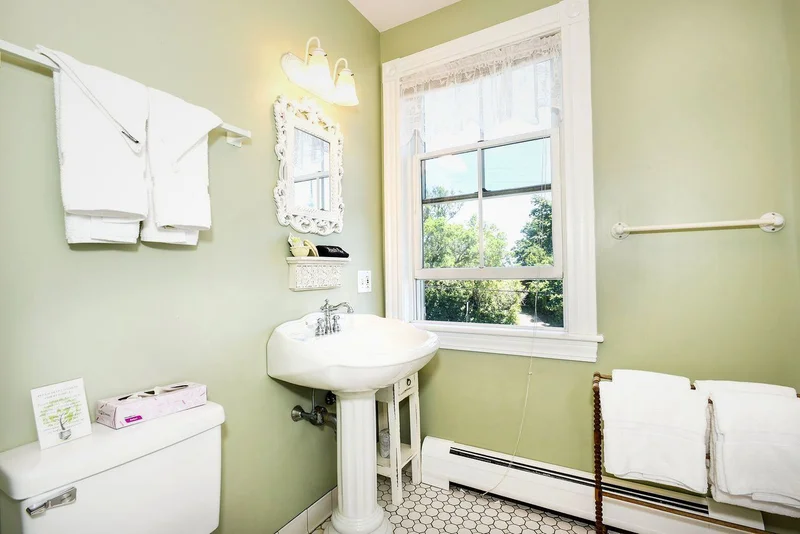 Payne's Harbor View Inn - Featured hot tub