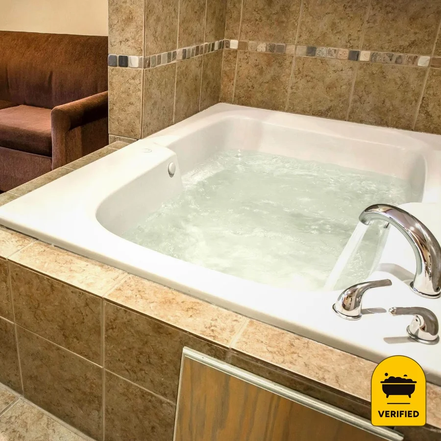 Comfort Suites: the King Jacuzzi Suite in Monaca, PA