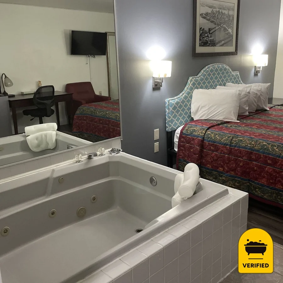 Greenwoods Inn & Suites: the King Spa Bath Suite in Berlin, NJ