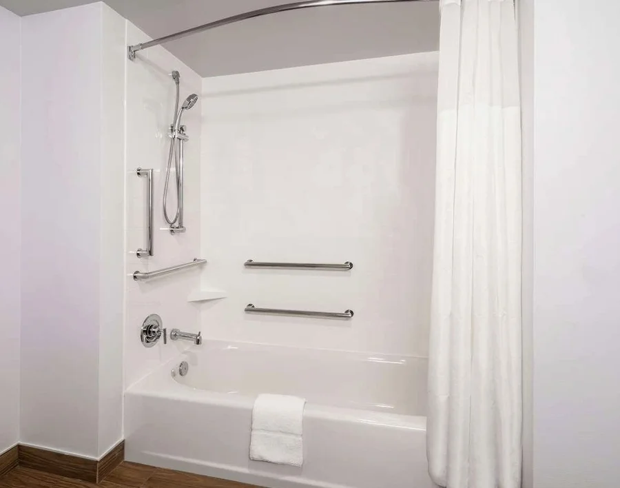 Hampton Inn & Suites Fort Wayne Downtown - Featured hot tub