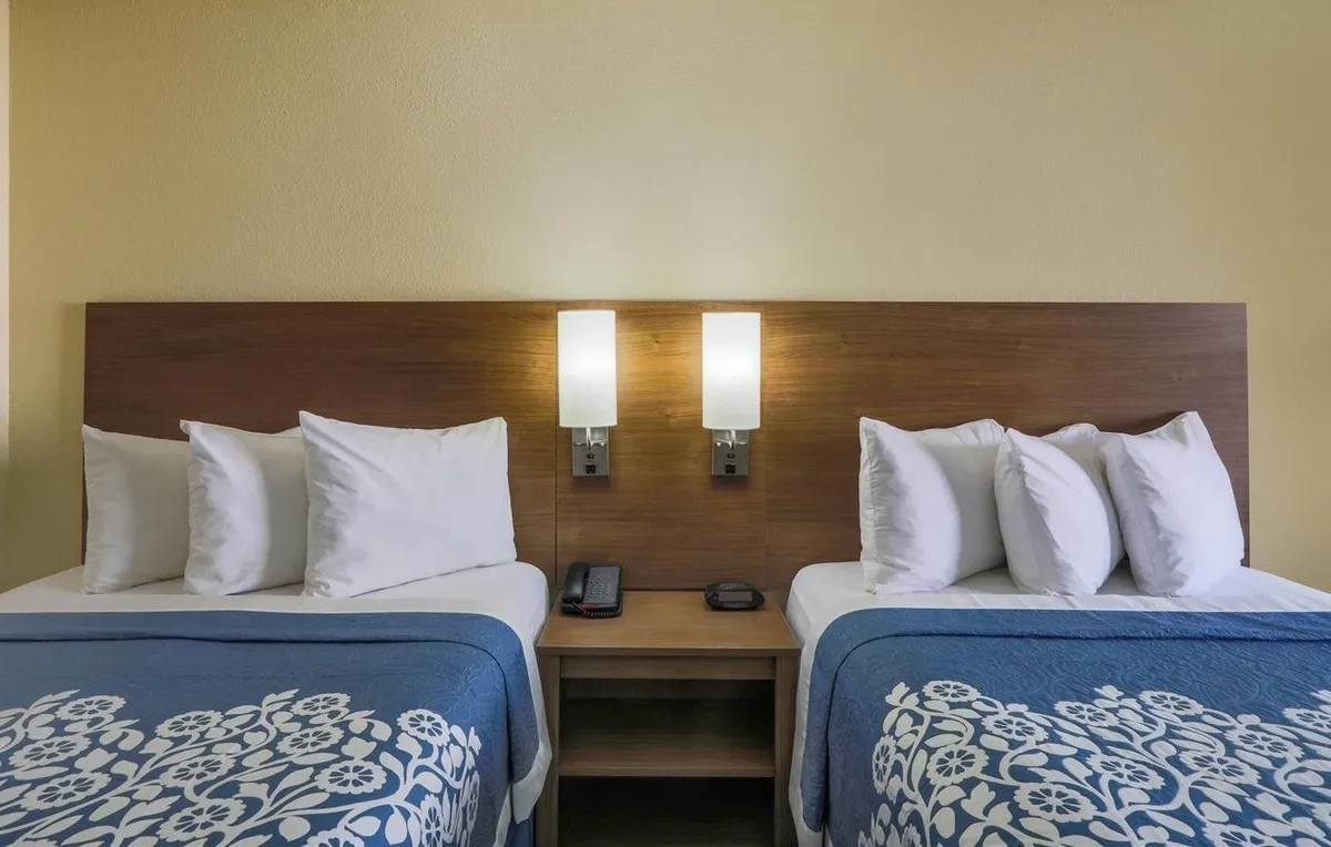 Days Inn by Wyndham Newark Wilmington - Guest Room image