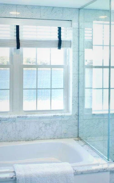 Newport Beach Hotel & Suites - Featured hot tub